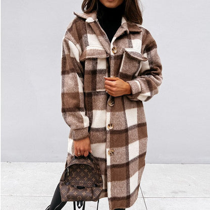 Frau in kariertem Mantel, braun-weiß, mit Designer-Rucksack, Mode, Herbstbekleidung.
