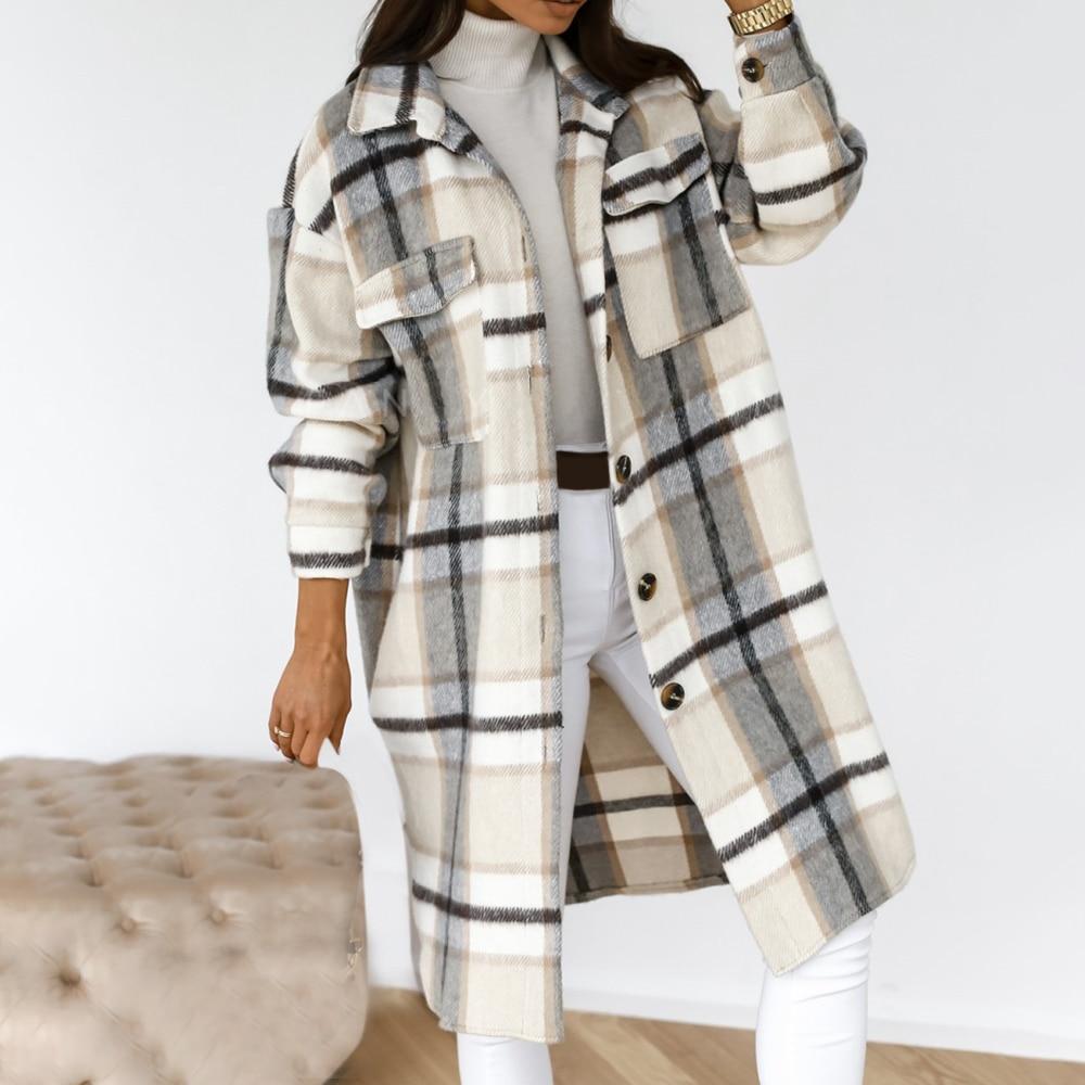 Damen Karo-Mantel, beige-grau, Knöpfe, Taschen, Herbstmode, lässig, warm, stylisch.