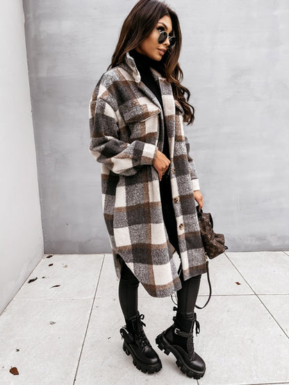Frau in kariertem Oversize-Mantel, schwarze Stiefel, Sonnenbrille, modischer Herbst-Look.
