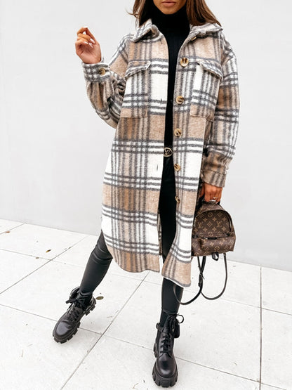 Frau in kariertem Wollmantel, beige-weiß, mit schwarzer Hose und Stiefeln, hält braunen Rucksack.