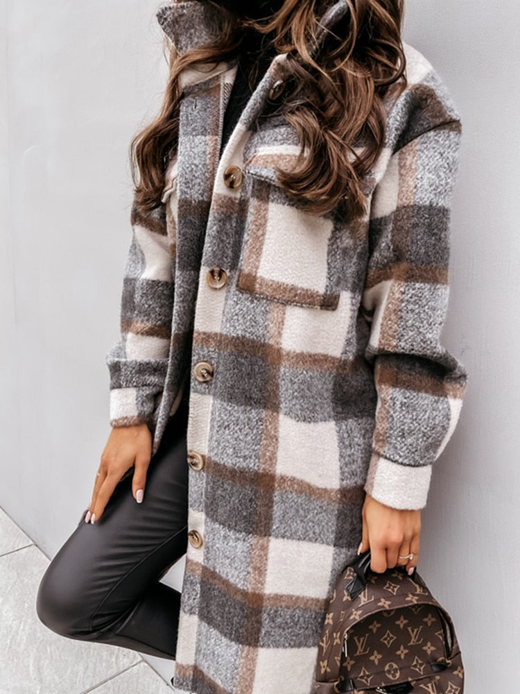 Frau in kariertem Wollmantel, braun-grau, mit Louis Vuitton Tasche, Herbstmode 2023.