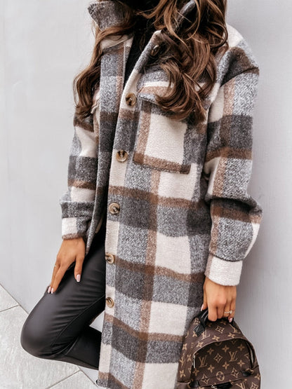 Frau in kariertem Wollmantel, braun-grau, mit Louis Vuitton Tasche, Herbstmode 2023.