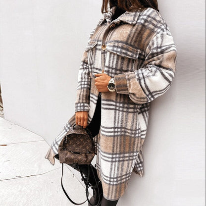 Frau in kariertem Karo-Mantel in Khaki, hält braunen Rucksack, modisch, Herbstmode.