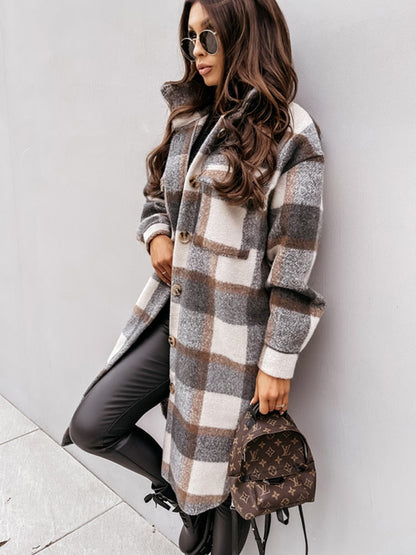 Frau in kariertem Wollmantel, braun-weiß, mit Sonnenbrille und Designer-Rucksack.