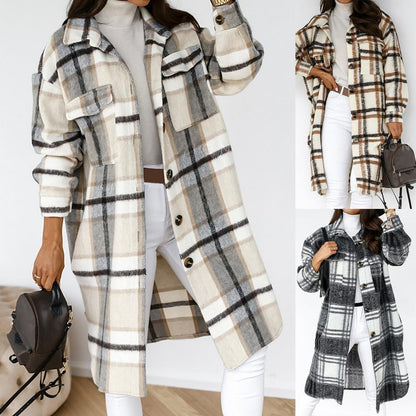 Damen Karo-Mantel, beige, lang, Knopfleiste, Taschen, Herbstmode, lässig, warm, stylisch.