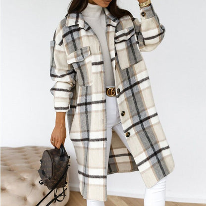 Frau in kariertem Mantel, beige-weiß, mit Tasche, modisch, Herbstmode, Damenbekleidung.
