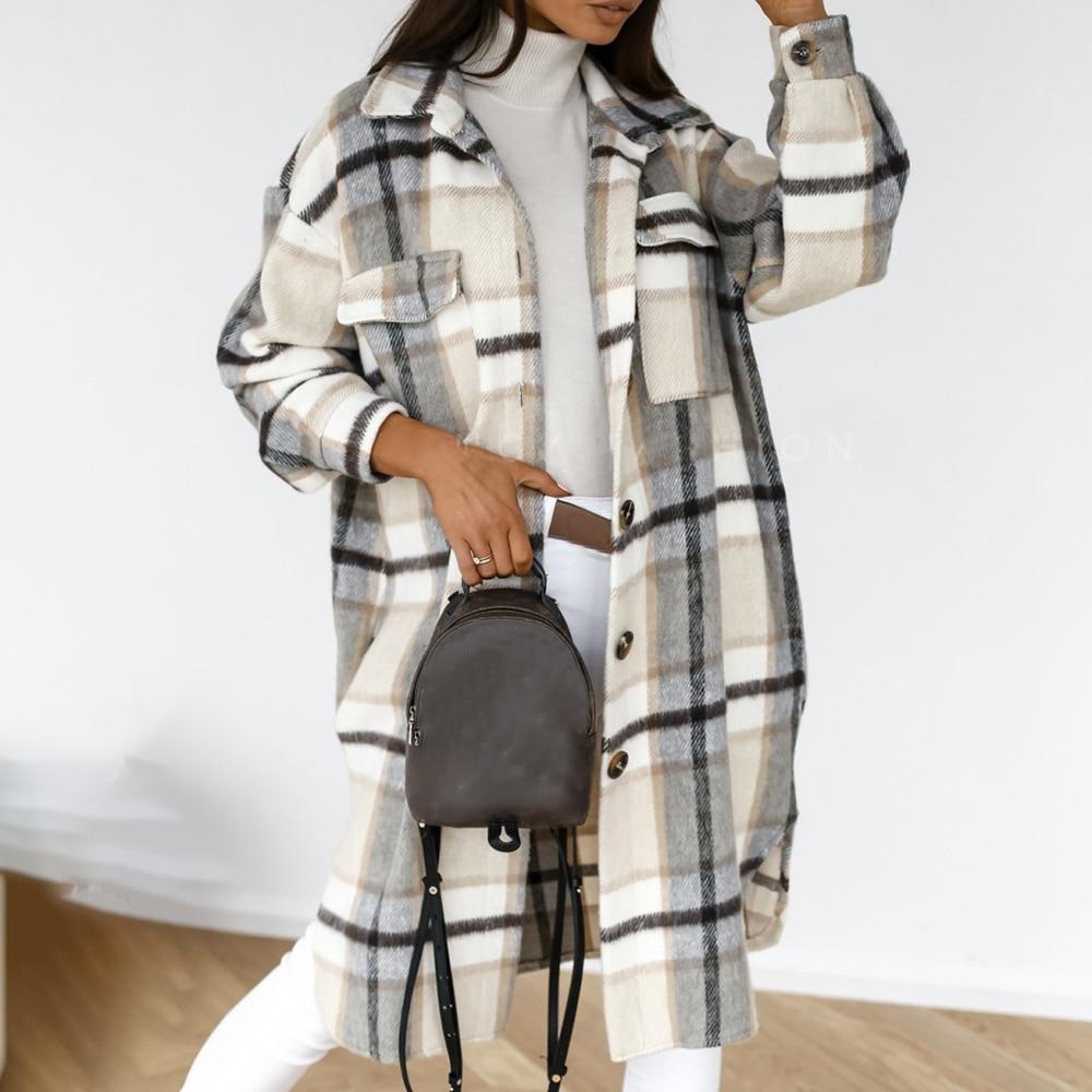 Frau in kariertem Oversize-Mantel, beige und grau, mit braunem Rucksack, modisch, Herbstmode.