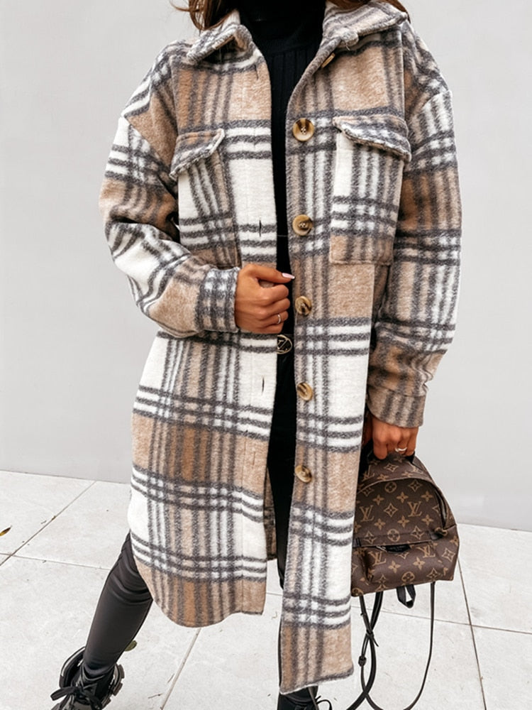 Frau in kariertem Wollmantel, beige und grau, mit braunem Rucksack, Herbstmode.