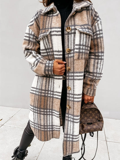 Frau in kariertem Wollmantel, beige und grau, mit braunem Rucksack, Herbstmode.