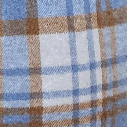 Kariertes Flanellhemd, blau-braun, weiche Baumwolle, Herrenmode, Herbstbekleidung.
