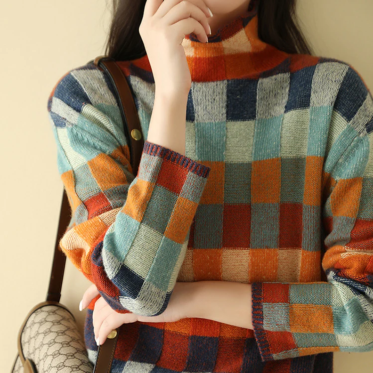 Frau in buntem kariertem Pullover, Herbstmode, Strick, lässig, modisch, warm, stilvoll.