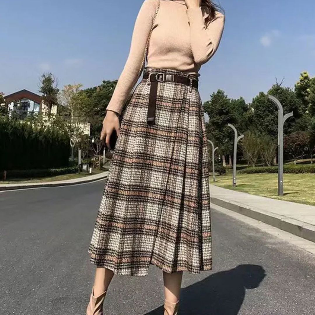 Damenmode: Kariertes Midikleid mit Gürtel, beige Oberteil, Herbstmode, eleganter Stil.