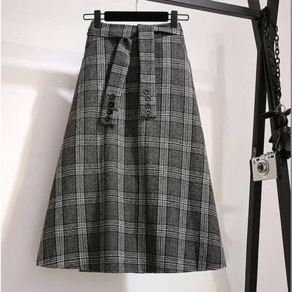 Grauer karierter A-Linien-Rock mit Gürtel, Knöpfen, Damenmode, elegant, Herbstkleidung.