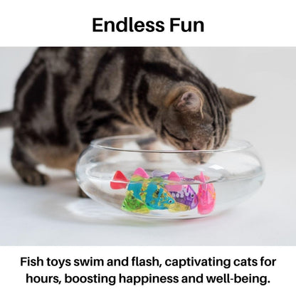Katze spielt mit bunten Fischspielzeugen in Glasschale, interaktives Katzenspielzeug, Unterhaltung.