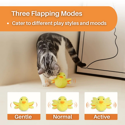 Katze spielt mit gelbem interaktivem Spielzeug, drei Modi, Haustierbedarf, Unterhaltung.