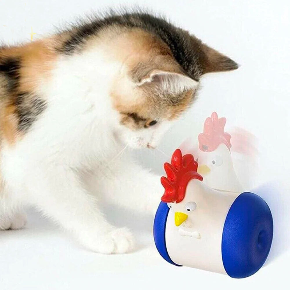 Kätzchen spielt mit weißem Hühnerspielzeug, interaktives Katzenspielzeug, blau-rot.