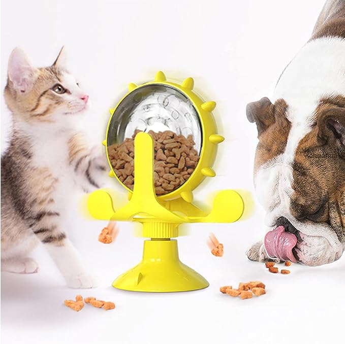Gelbes interaktives Katzenspielzeug mit Saugnapf, Leckerli-Spender, Hund und Katze spielend.
