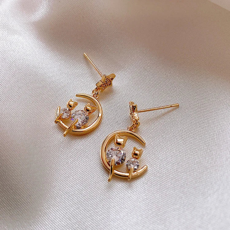 Goldene Katzen-Ohrringe mit Zirkonia, Mond-Design, modischer Schmuck, Geschenkidee.