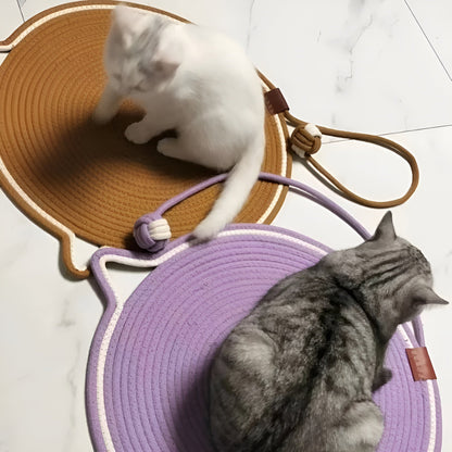 Zwei Katzen auf runden, geflochtenen Katzenmatten in Braun und Lila auf weißem Boden.