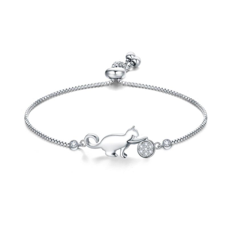 Silberarmband mit Katzenanhänger und Kristallen, elegantes Schmuckstück für Damen.
