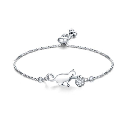 Silberarmband mit Katzenanhänger und Kristallen, elegantes Schmuckstück für Damen.
