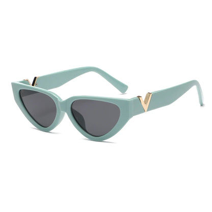 Mintgrüne Cat-Eye-Sonnenbrille mit goldenen Details, UV-Schutz, modisches Accessoire.
