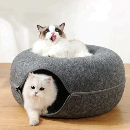 Zwei Katzen in grauem Filz-Katzenbett mit Reißverschluss, gemütlich, modern, Haustierbedarf.