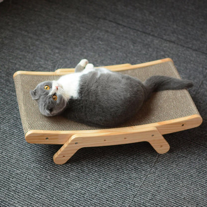 Graue Katze auf Holz-Kratzbrett, Liegefläche aus Sisal, Haustiermöbel, Katzenzubehör.