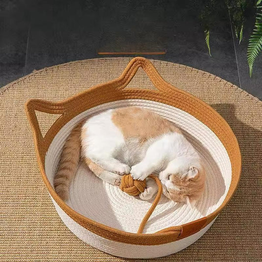 Katzenspielzeug Korb, beige-braun, mit schlafender Katze, aus Baumwolle, auf Teppich.