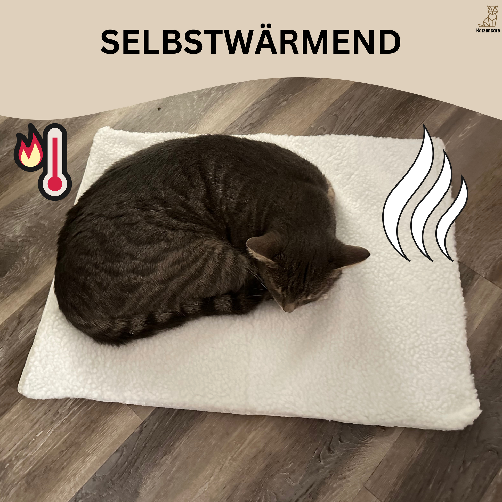 Graue Katze auf selbstwärmender, weißer Fleece-Decke auf Holzboden, Thermosymbol.