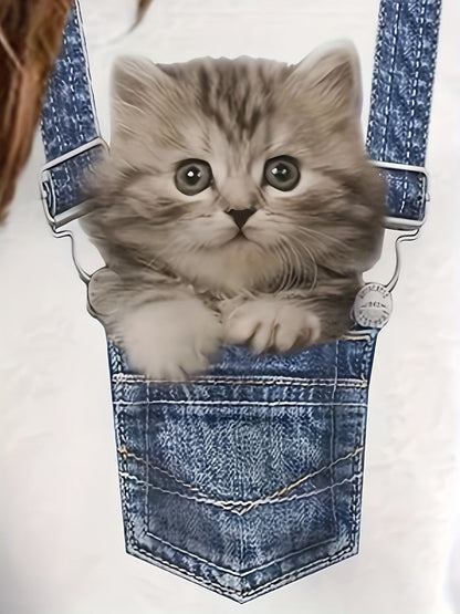 Graues Kätzchen in blauer Jeans-Latzhose, süßes Haustier, Tierfotografie.
