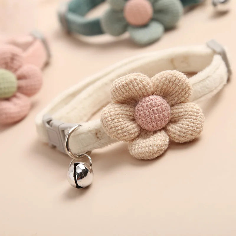 Beiges Katzenhalsband mit Blume und Glöckchen, weiches Material, modisches Haustierzubehör.
