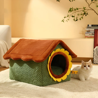 Grünes Katzenhaus mit braunem Dach, Plüschmaterial, Indoor-Haustierbett, dekorative Sonnenblume.