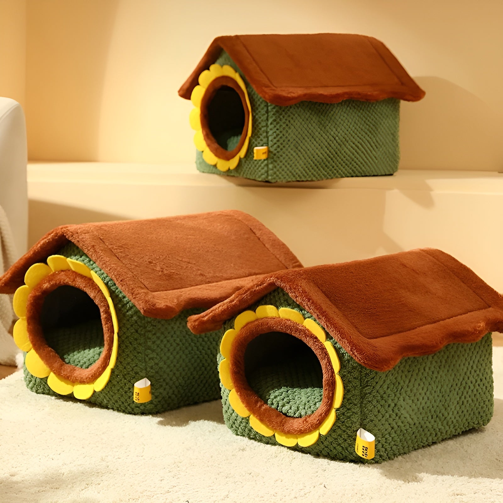Grünes Katzenhaus mit braunem Dach, Plüschmaterial, Indoor-Haustierbett, Blumenmotiv.