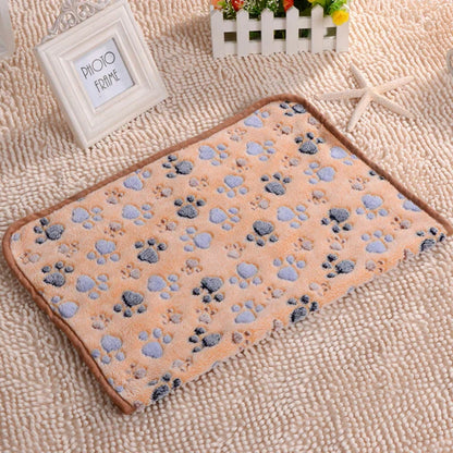 Beige Haustierdecke mit Pfotenmuster, weiches Fleece, ideal für Katzen und Hunde, handgefertigt.