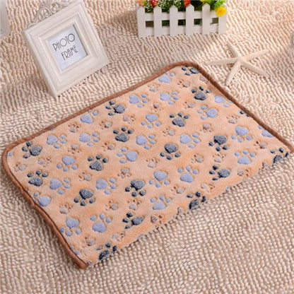Beige Haustierdecke mit Pfotenmuster, weiches Fleece, ideal für Katzen und Hunde, handgemacht.