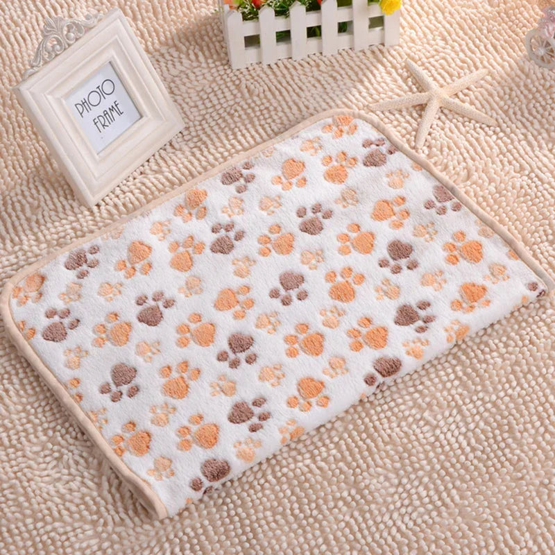 Weiße Fleece-Haustierdecke mit buntem Pfotenmuster, weich und warm, ideal für Katzen und Hunde.