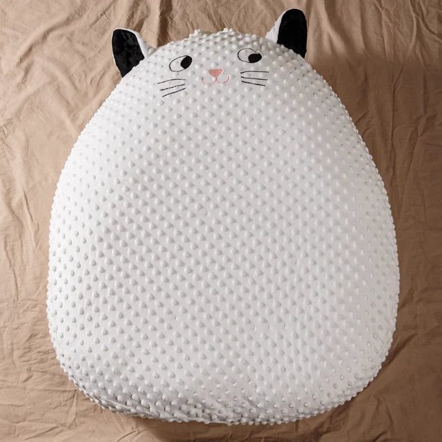 Weißes Katzenkissen mit schwarzen Ohren, weicher Plüsch, dekorativ, gemütlich, Kinderzimmer.