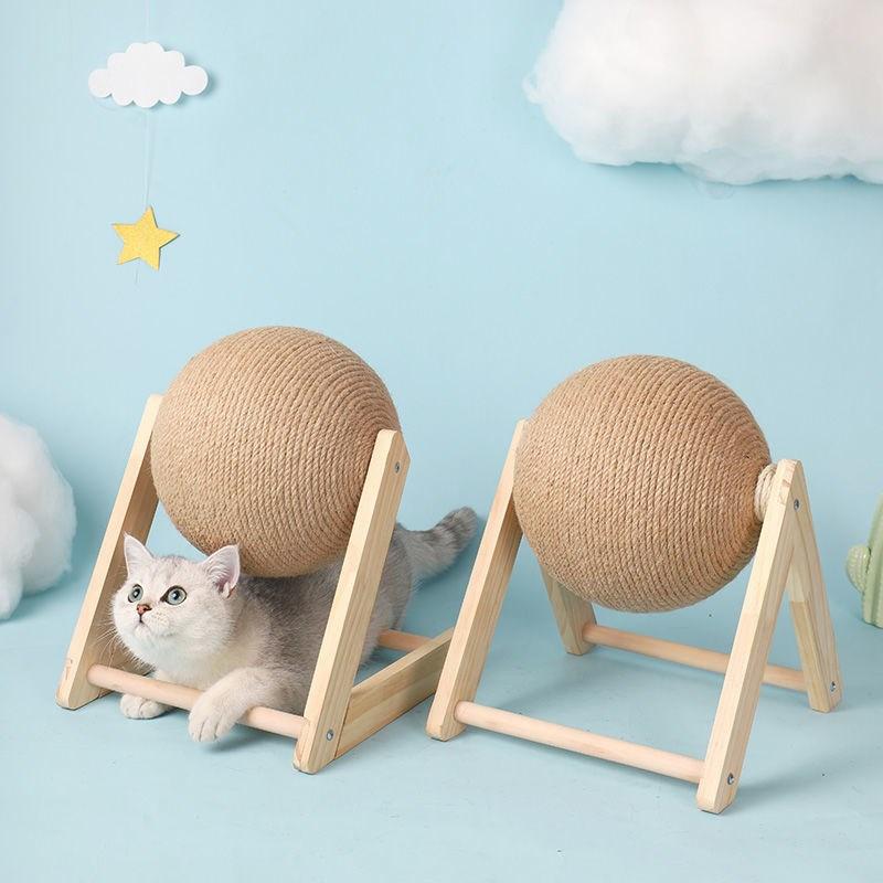 Katzenkratzball aus Sisal mit Holzständer, beige, für Katzenpflege und Spiel.