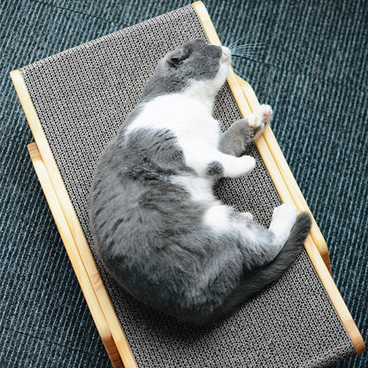 Graue Katze schläft auf Kratzbett aus Holz und Sisal, Katzenmöbel, Kratzbaum, Haustierbedarf.