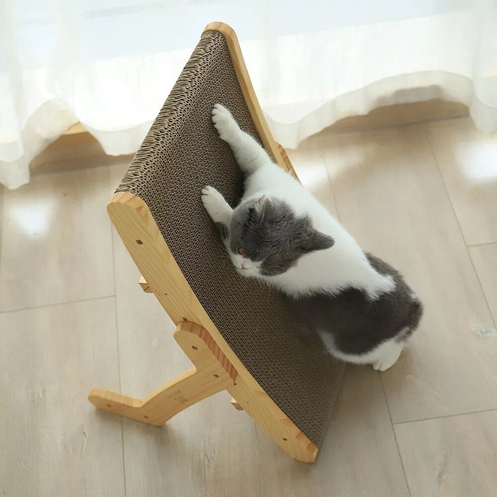 Katze auf Kratzbrett aus Holz und Pappe, stehend, helles Zimmer, Kratzmöbel für Katzen.