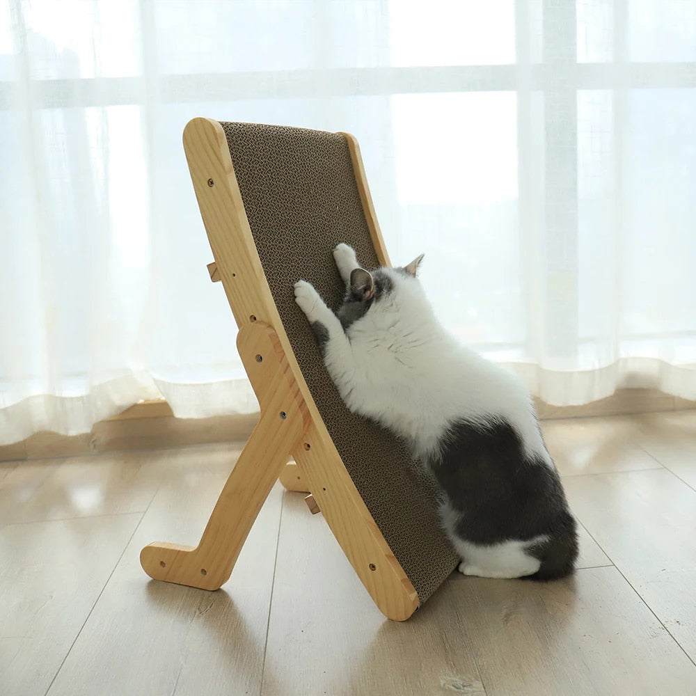 Katze kratzt an Holz-Kratzbrett, vertikal, im Sonnenlicht, Kratzmöbel für Katzenpflege.