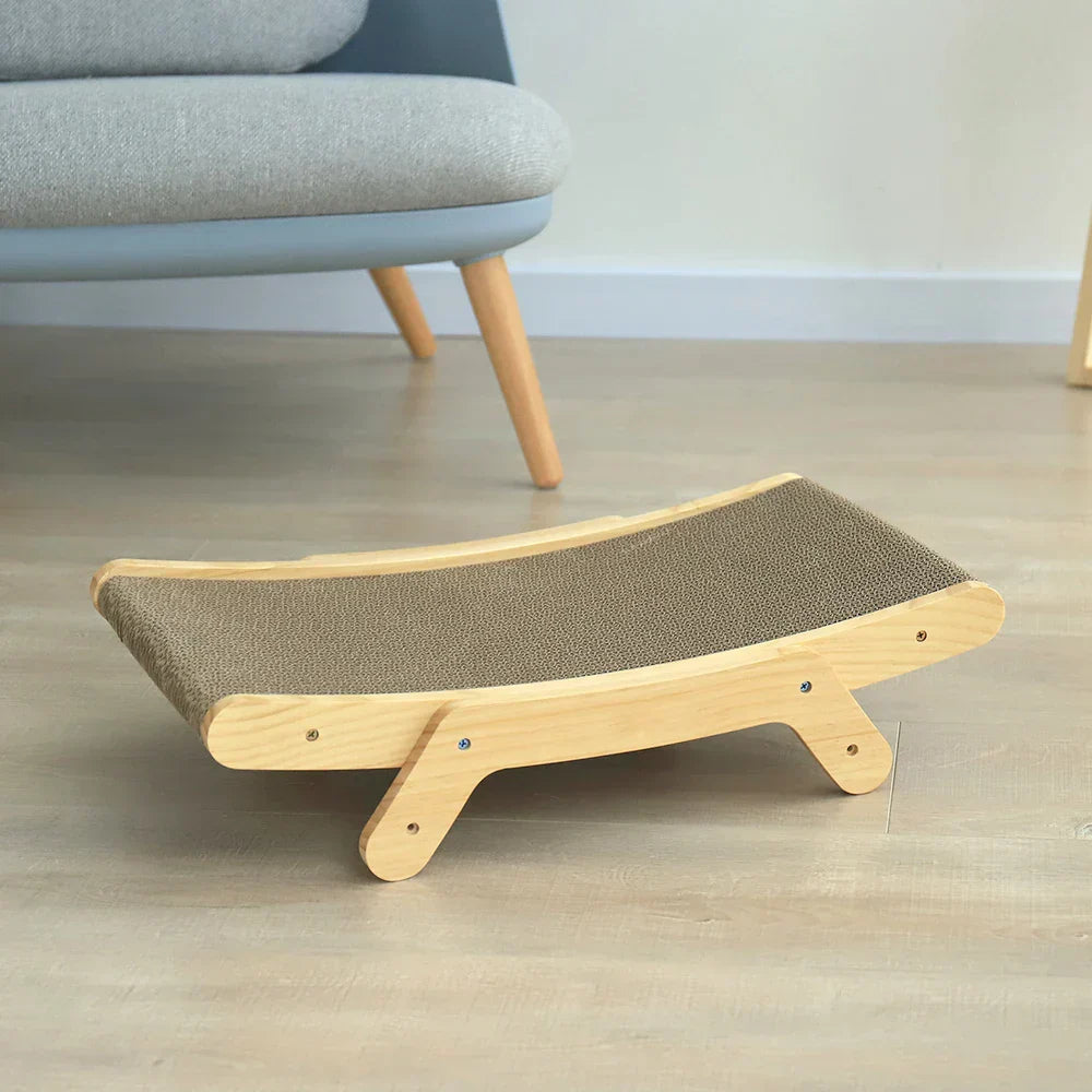 Holz-Kratzbrett für Katzen, gewölbt, mit Sisalbezug, auf hellem Holzboden vor Sofa.