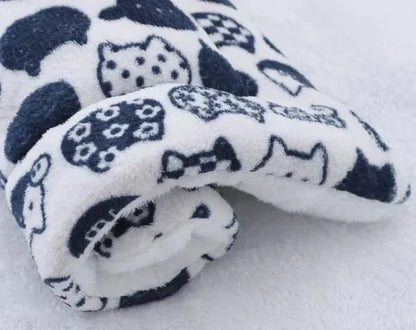 Weiche weiße Decke mit schwarzen Katzenmustern, flauschig, gemütlich, für Wohnzimmer oder Schlafzimmer.