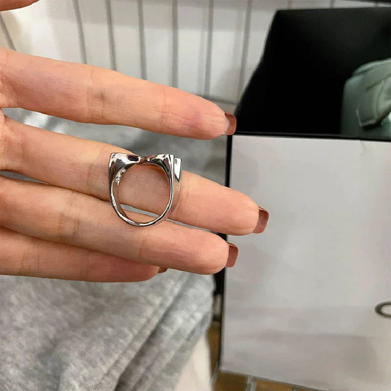 Silberner Katzenohren-Ring, Edelstahl, modisches Accessoire für Damen, glänzend, einzigartig.