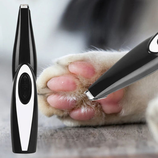 Schwarzer elektrischer Haustiertrimmer schneidet Katzenpfotenhaare, präzise Pflegewerkzeug.
