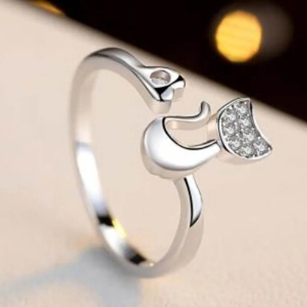 Silberner Katzenring mit Strass, elegantes Design, modisches Schmuckstück für Damen.