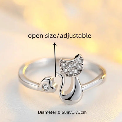 Verstellbarer Silberring mit Katzenmotiv und Herz, Zirkonia-Steine, elegantes Schmuckdesign.