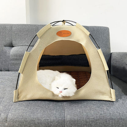 Beiges Katzenzelt auf grauem Sofa mit schlafender weißer Katze, Haustierbett, gemütlich, modern.