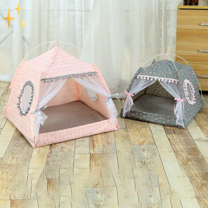 Rosa und graues Katzenspielzelt mit Vorhängen auf Holzboden, ideal für Haustiere.